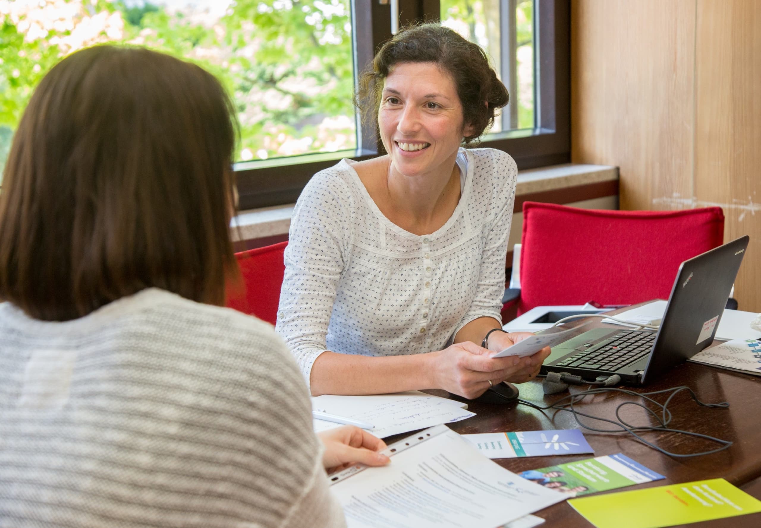 SVETLANA ACEVIC in der Beratung. 9 bis 13 Uhr: Welcome Center, Sprechstunde der Regionalen Wirtschaftsförderung im Ludwigsburger Kreishaus für ausländische Fachkräfte, Studierende soiwe Unternehmen im Landkreis