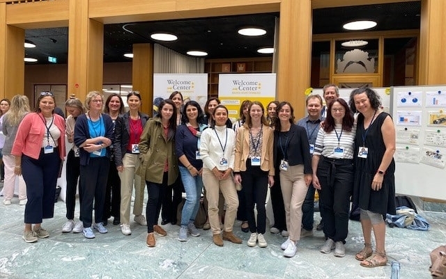 ca. 15 Frauen vor dem Welcome-Center-Genbäude lachen in die Kamera