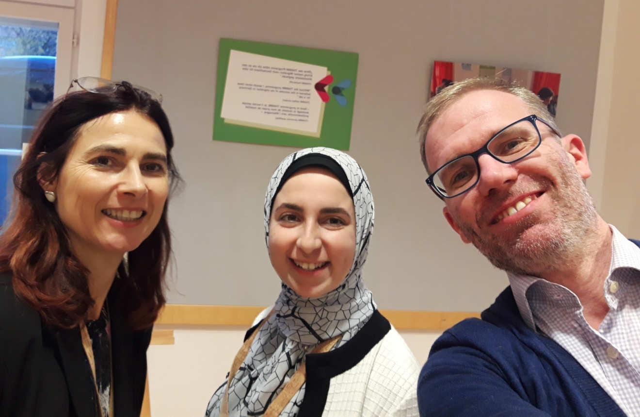 Von links nach rechts: Verena Andrei vom Welcome Service Region Stuttgart mit Noha Sherif und Lars Feja von sMOTIVE